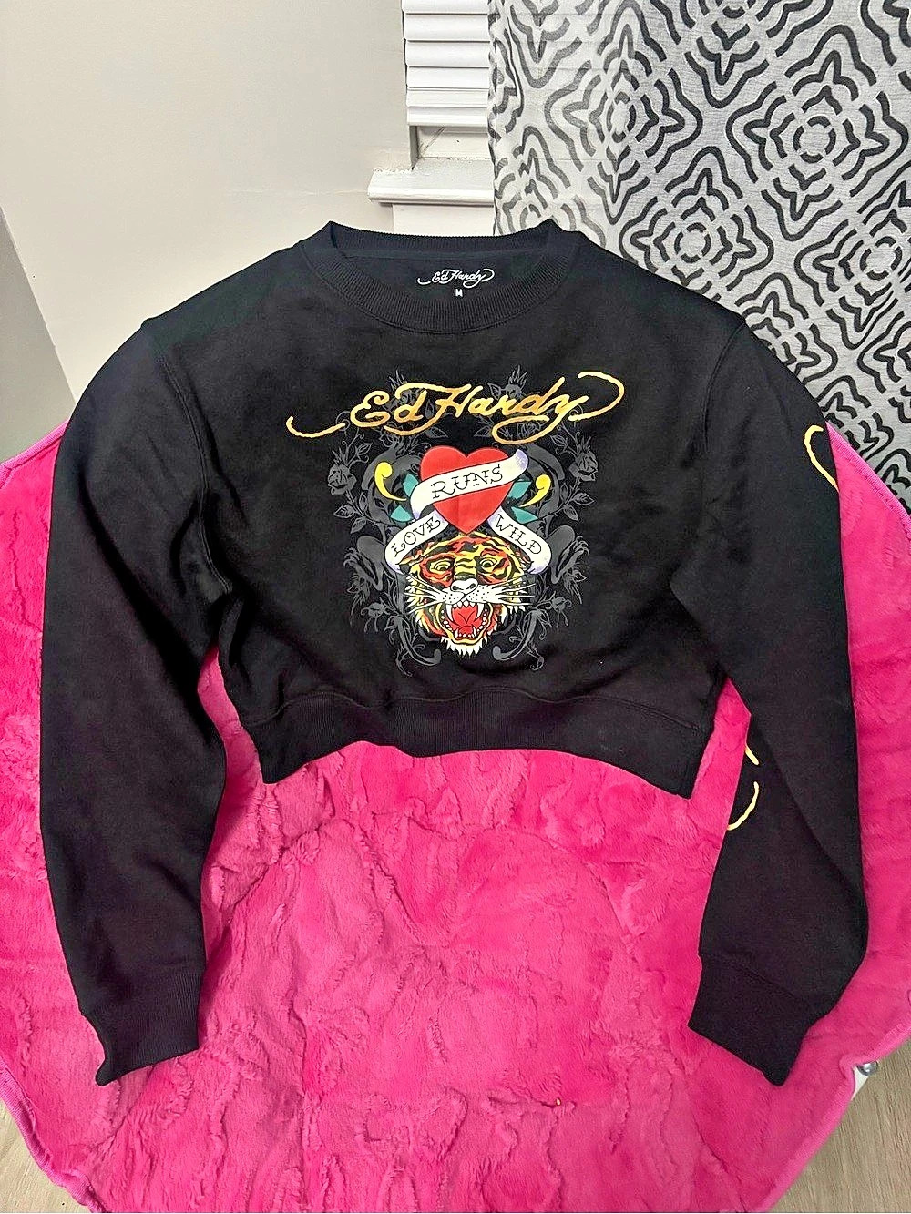 Ed Hardy Love Runs Wild Cropped Sweatshirt Graphic Cropped Sweatshirt in Black